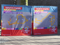 907214 Afbeelding van twee spandoeken met de routes van de eerste en tweede etappe van de Tour de France, die in ...